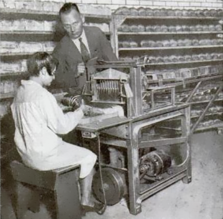 https://www.edinformatics.com/inventions_inventors/bread-slicer-1930.png